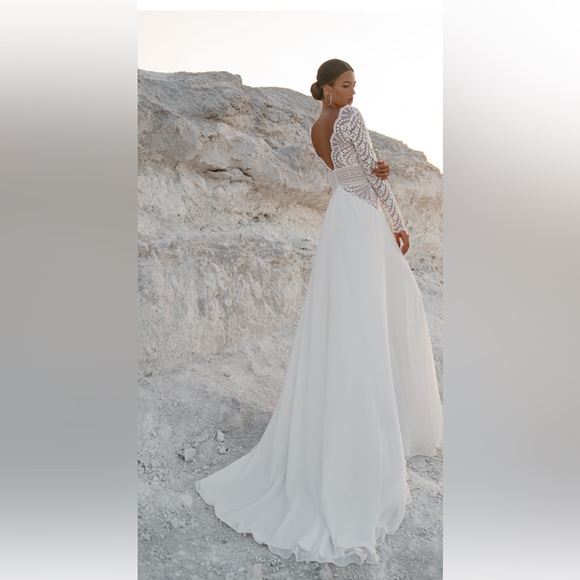 Elegant Lace ivory Dress bodice with ivory chiffon skirt.
Size 14.  P739 - Picture 3 of 6